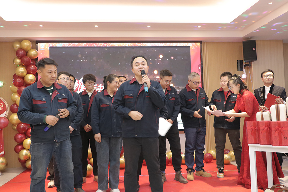 運(yùn)營中心團(tuán)隊(duì)切.jpg 運(yùn)營中心團(tuán)隊(duì)切.jpg